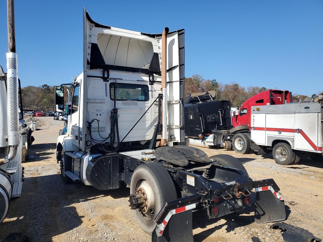 Lot #3297130512 2017 VOLVO VN VNL