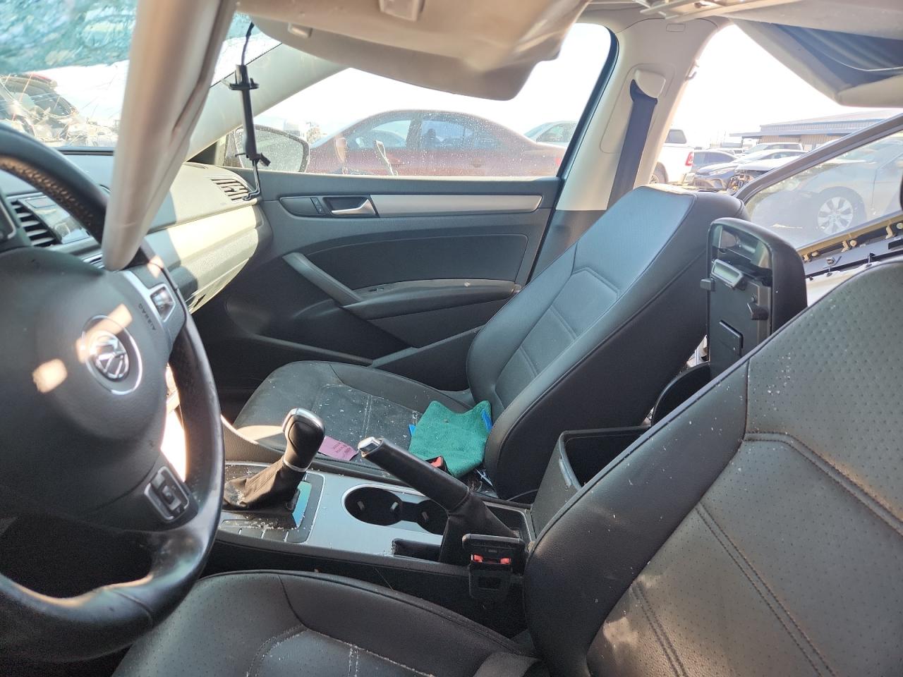 VOLKSWAGEN PASSAT SE