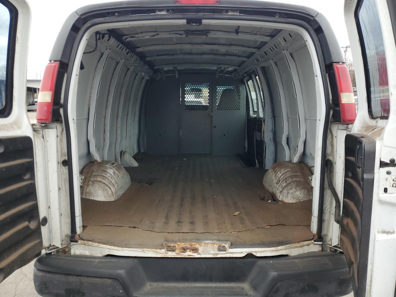 Lot #3291171030 2005 GMC SAVANA G25