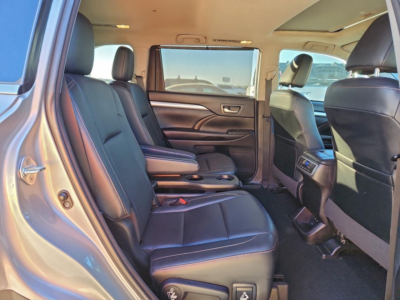 TOYOTA HIGHLANDER SE