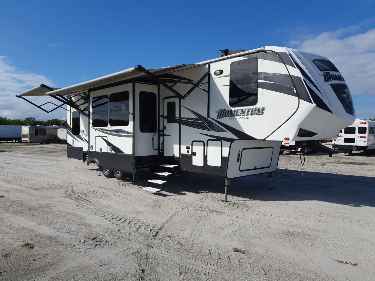 Lot #3280333956 2017 GRAND DESIGN MOMENTUM