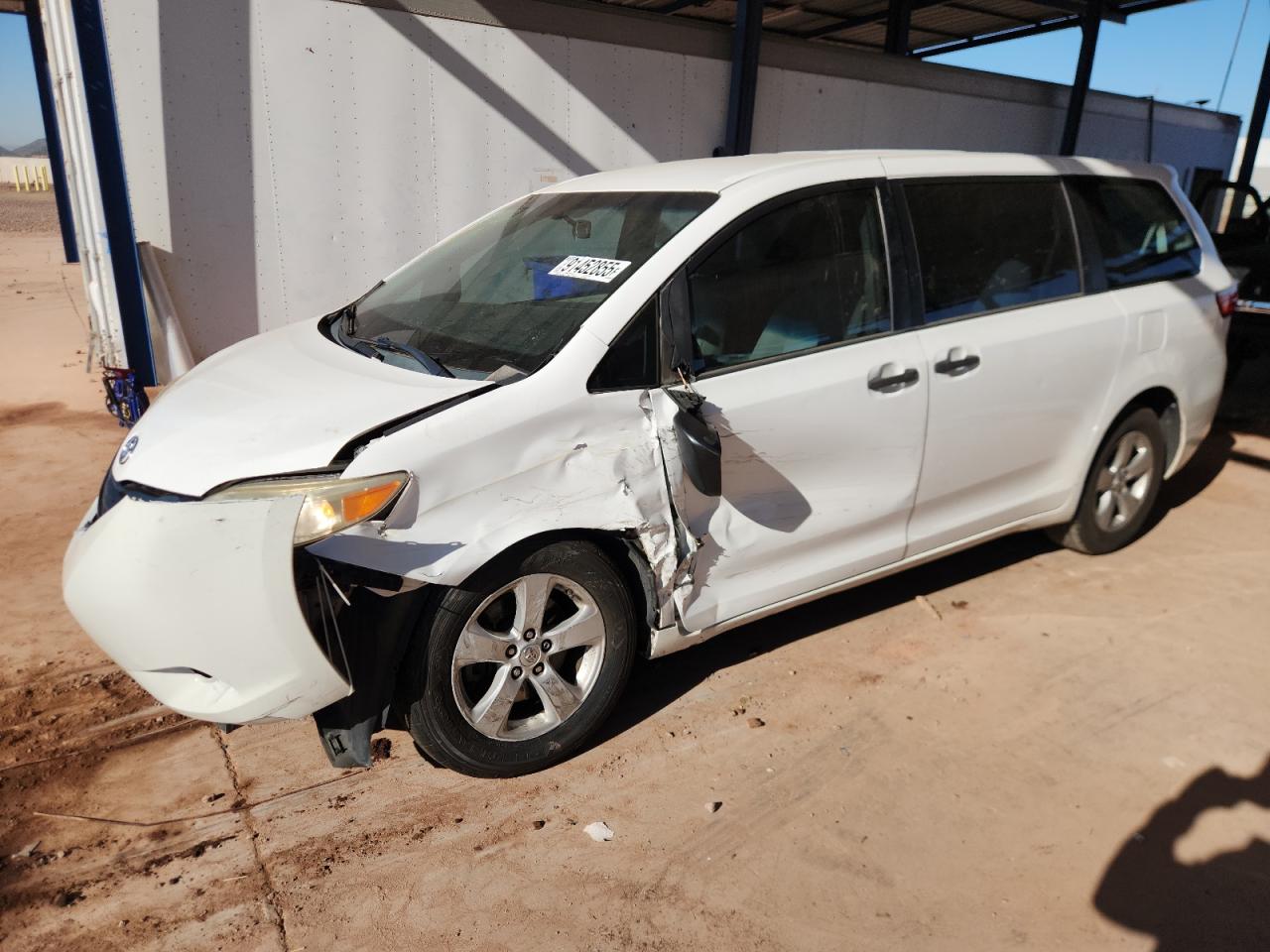 Lot #3316016777 2015 TOYOTA SIENNA