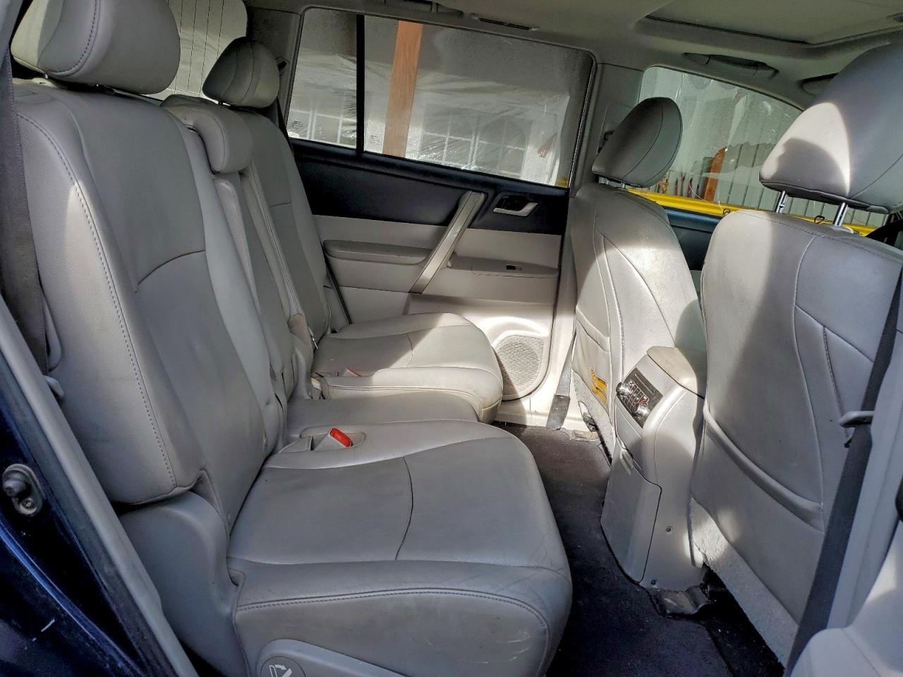 TOYOTA HIGHLANDER BASE