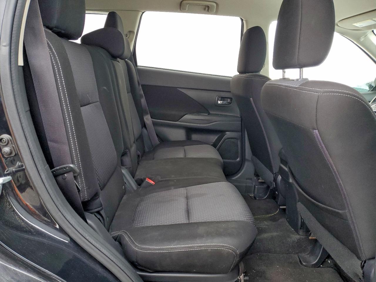 MITSUBISHI OUTLANDER SE