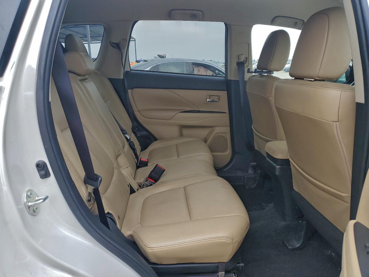 MITSUBISHI OUTLANDER SE