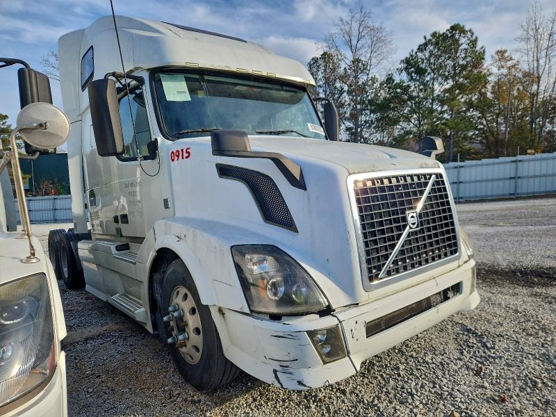 Global Auto Auctions: 2014 VOLVO VN VNL
