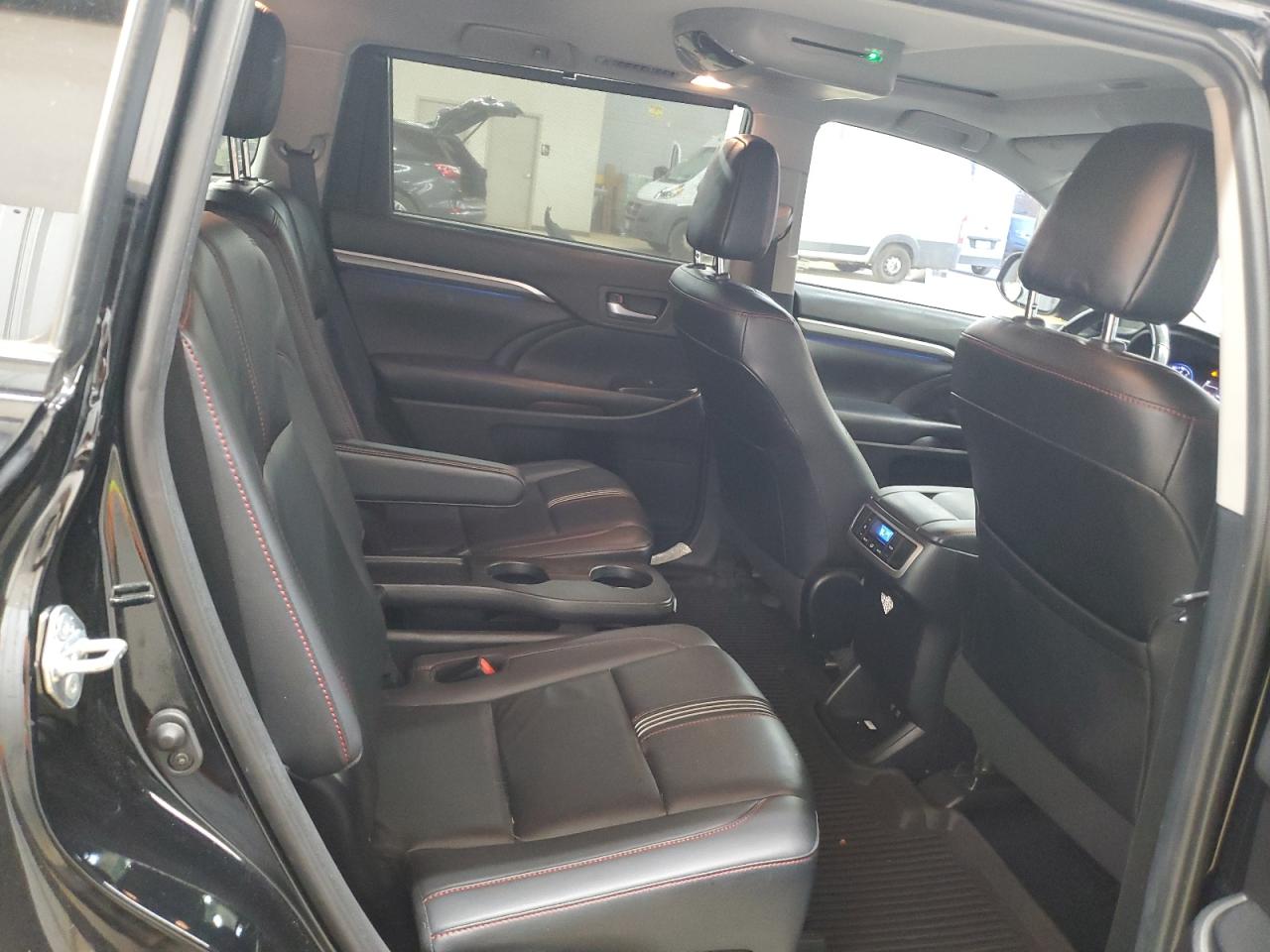 TOYOTA HIGHLANDER SE