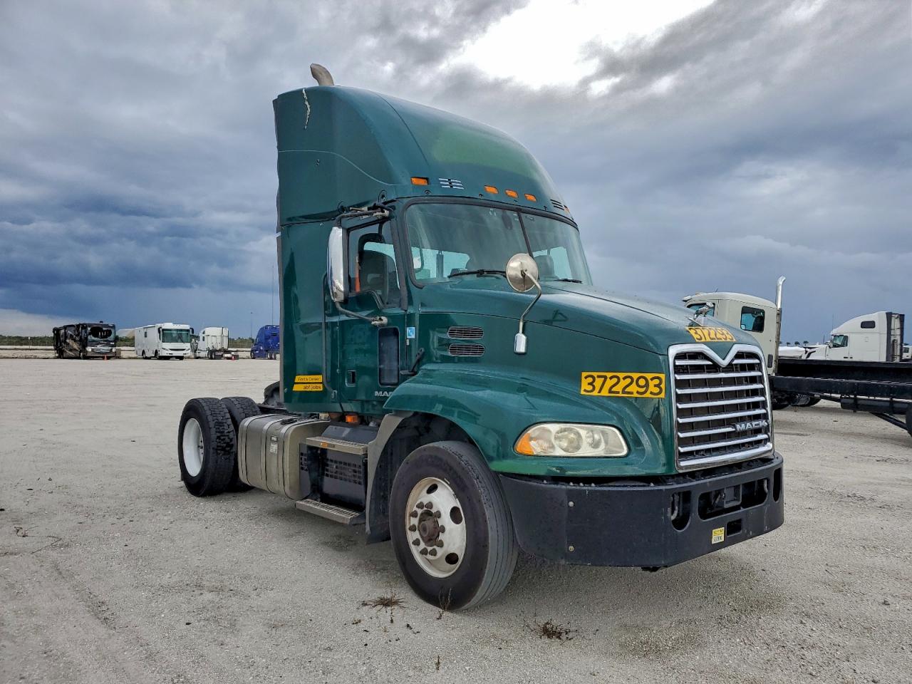 Lot #3302766342 2018 MACK CXU613