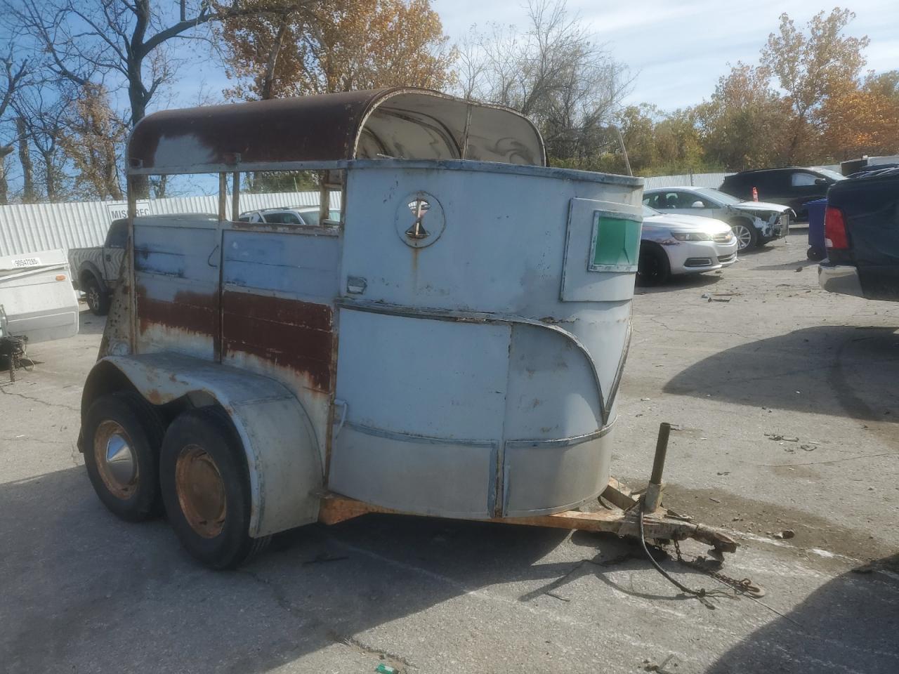 Lot #3302788920 1972 HMDE 2 HORSE LIVESTOCK TR