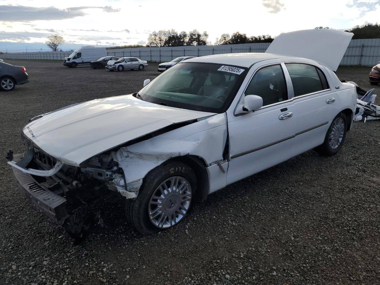 LINCOLN TOWN CAR SIGNATURE LIMITED