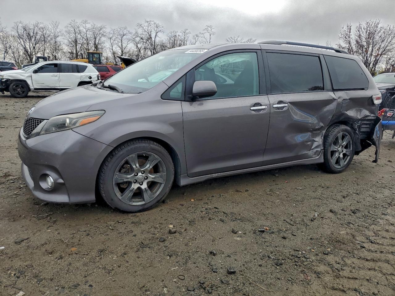 TOYOTA SIENNA SE