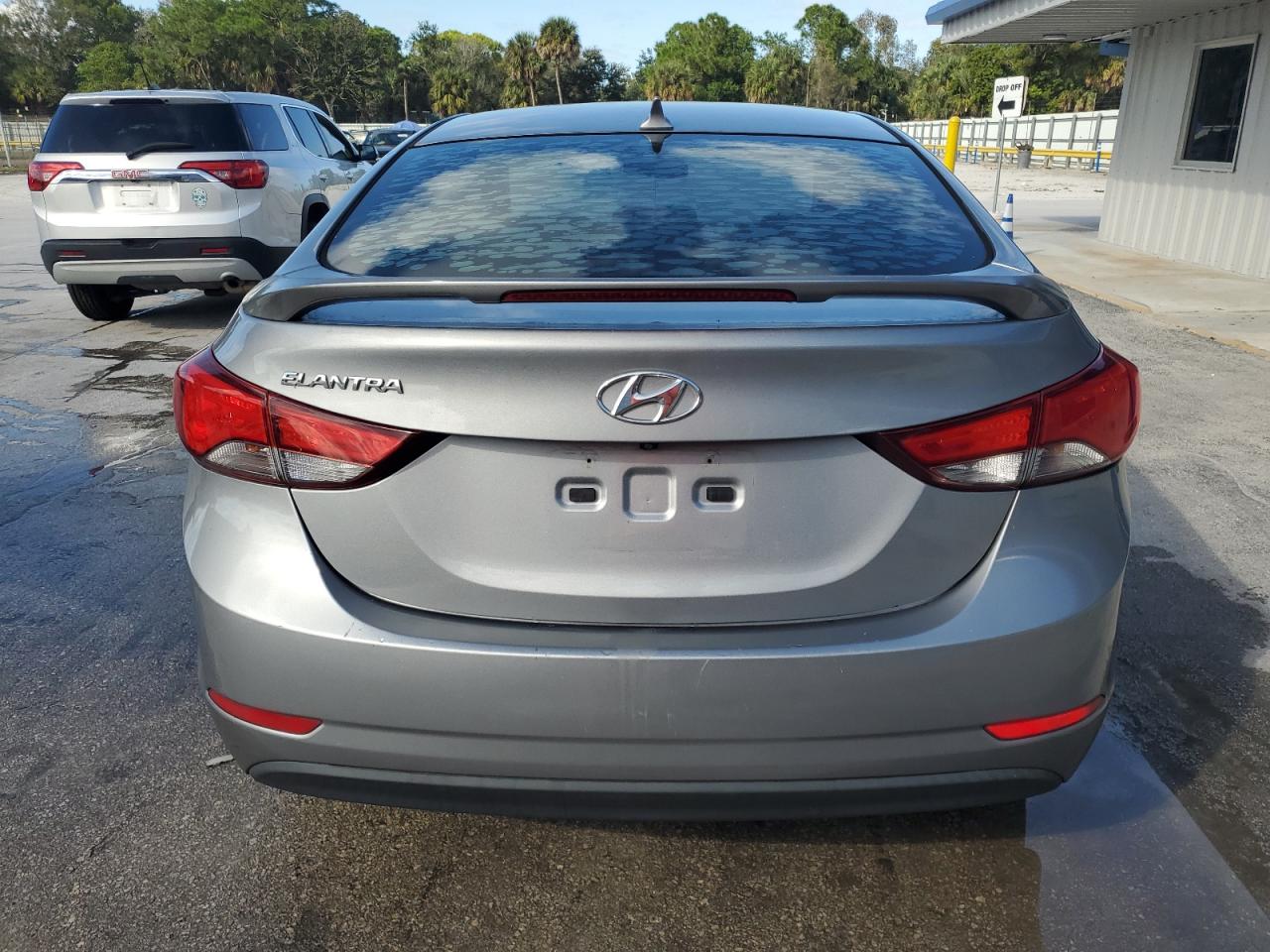 HYUNDAI ELANTRA SE