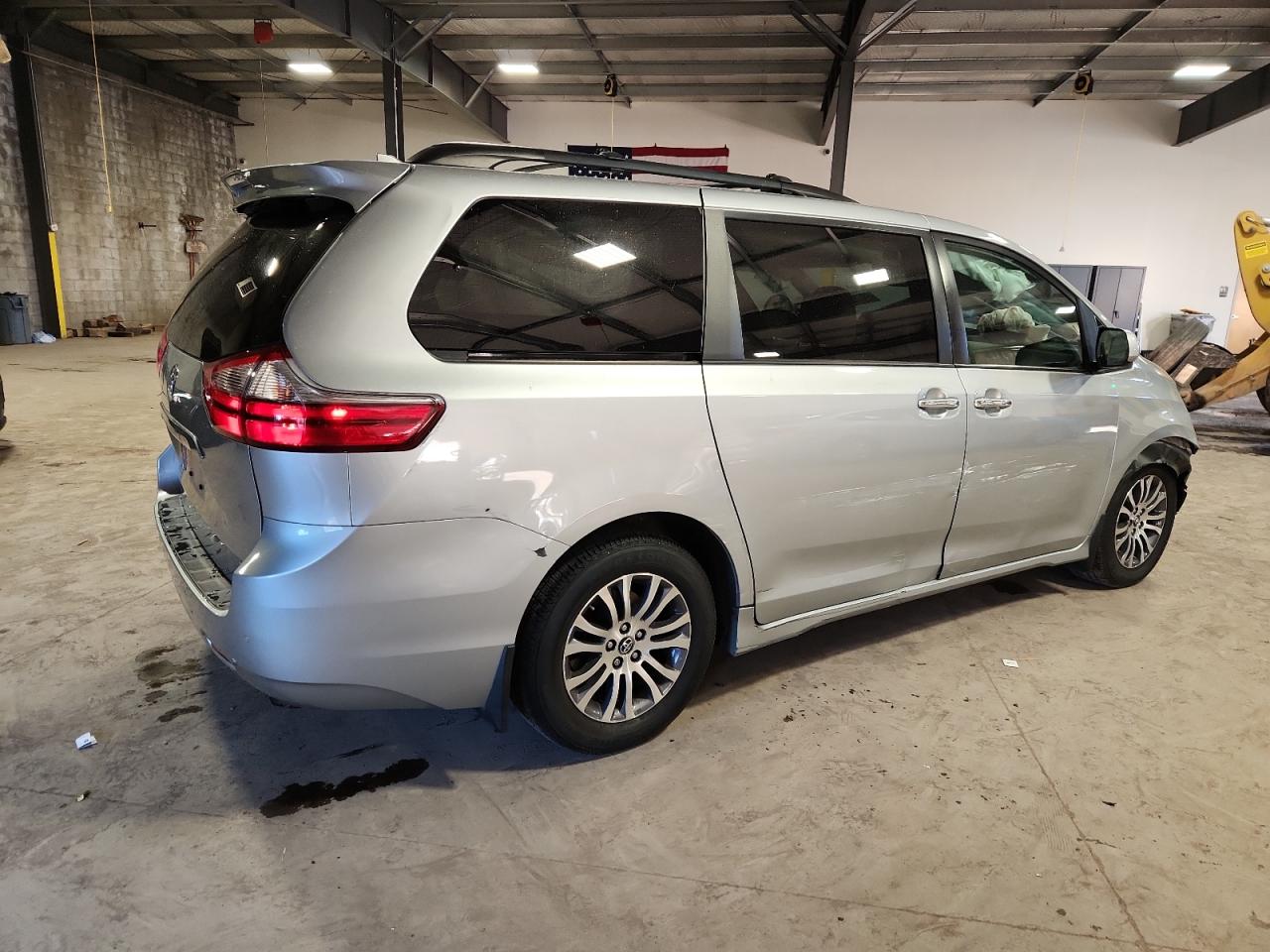 TOYOTA SIENNA XLE