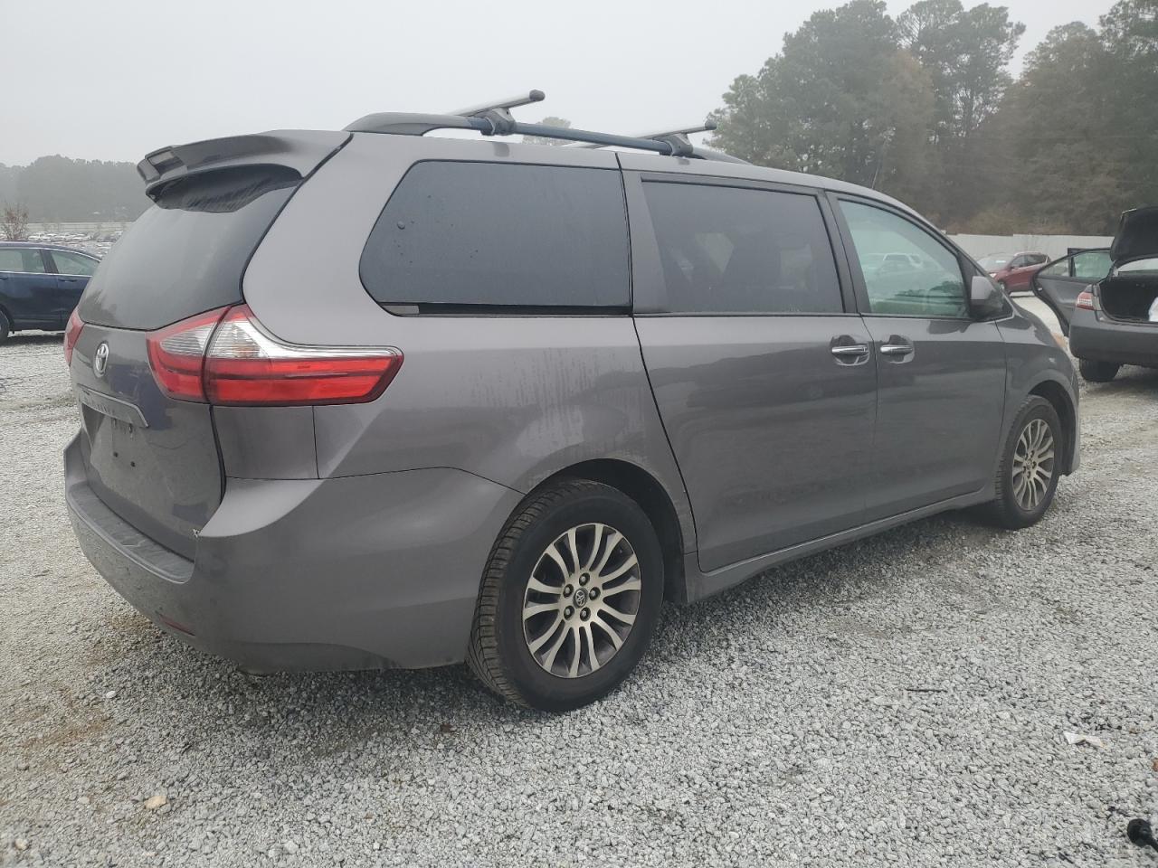 TOYOTA SIENNA XLE