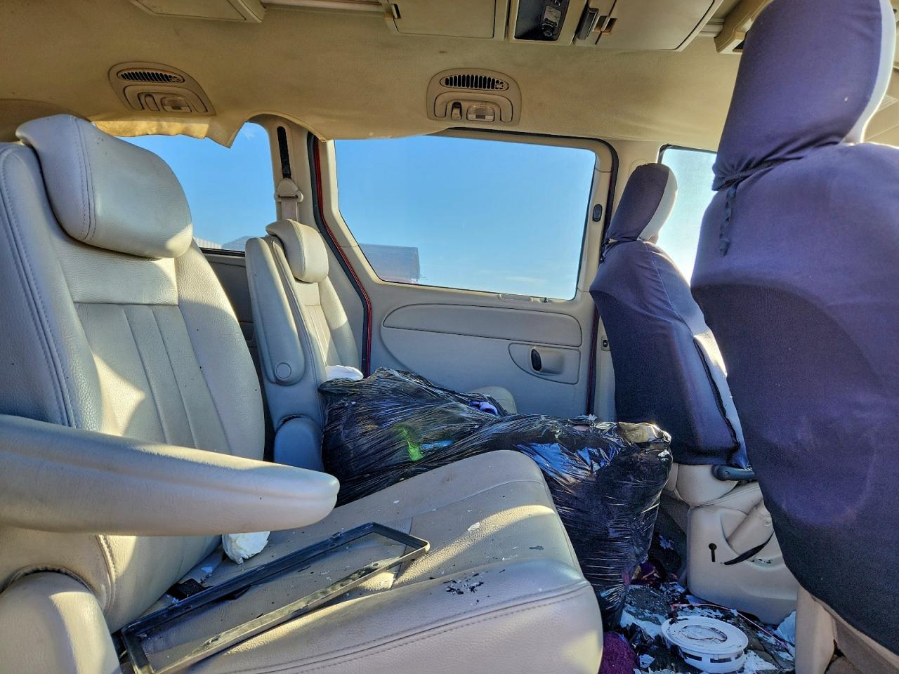 Lot #3302905016 2005 CHRYSLER TOWN & COU