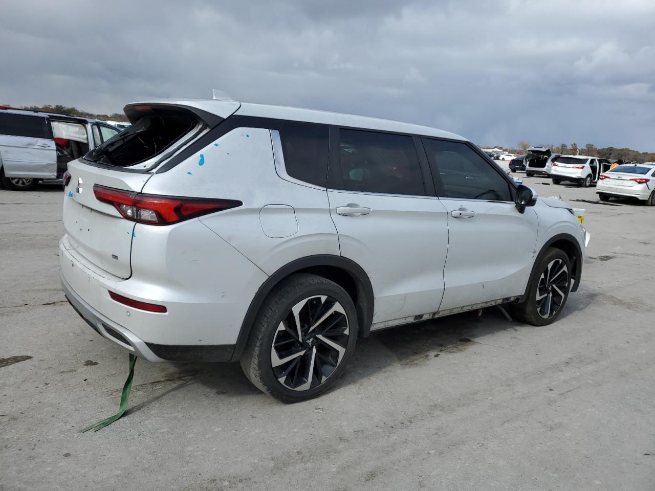 MITSUBISHI OUTLANDER SE