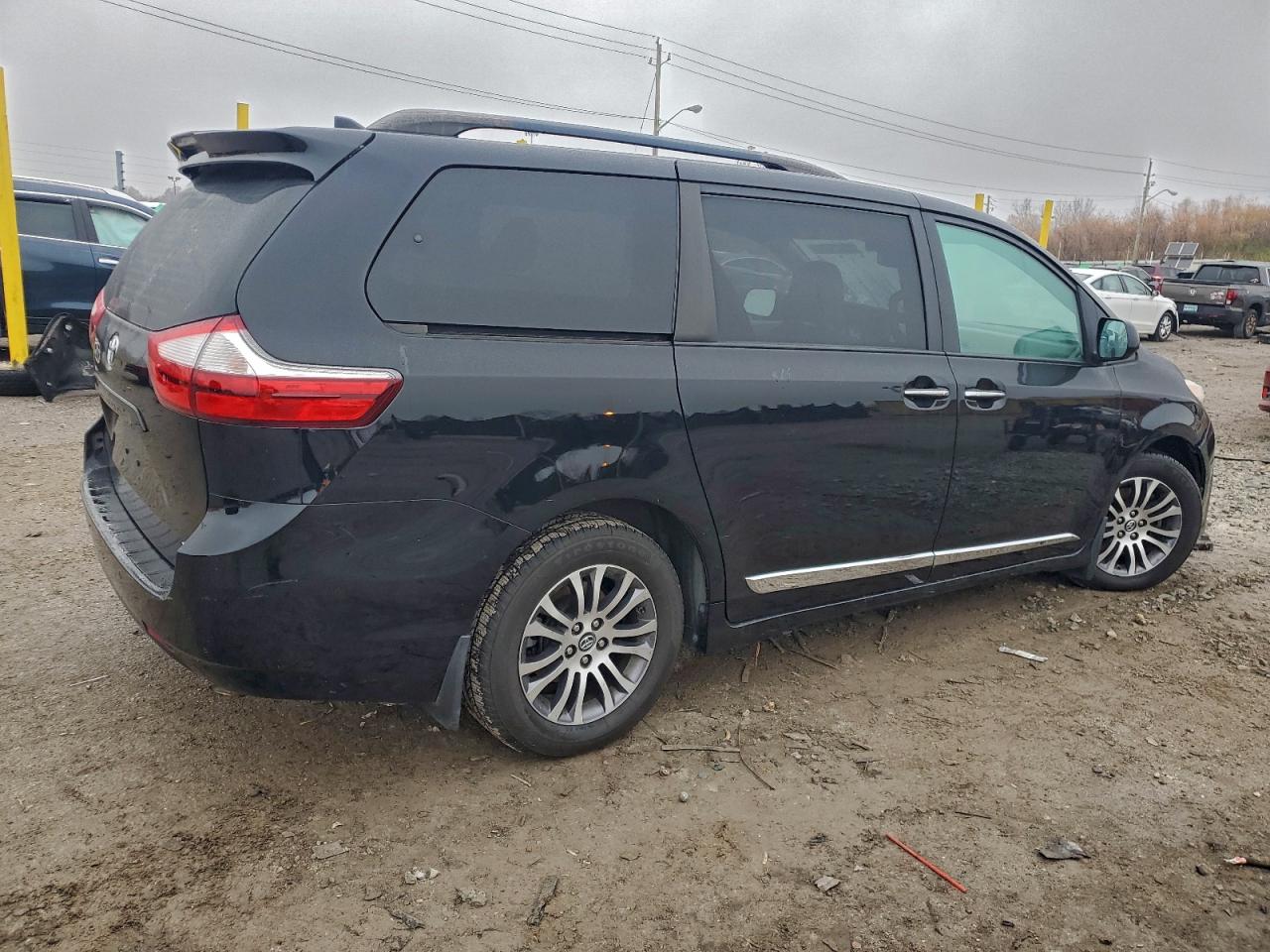 TOYOTA SIENNA XLE