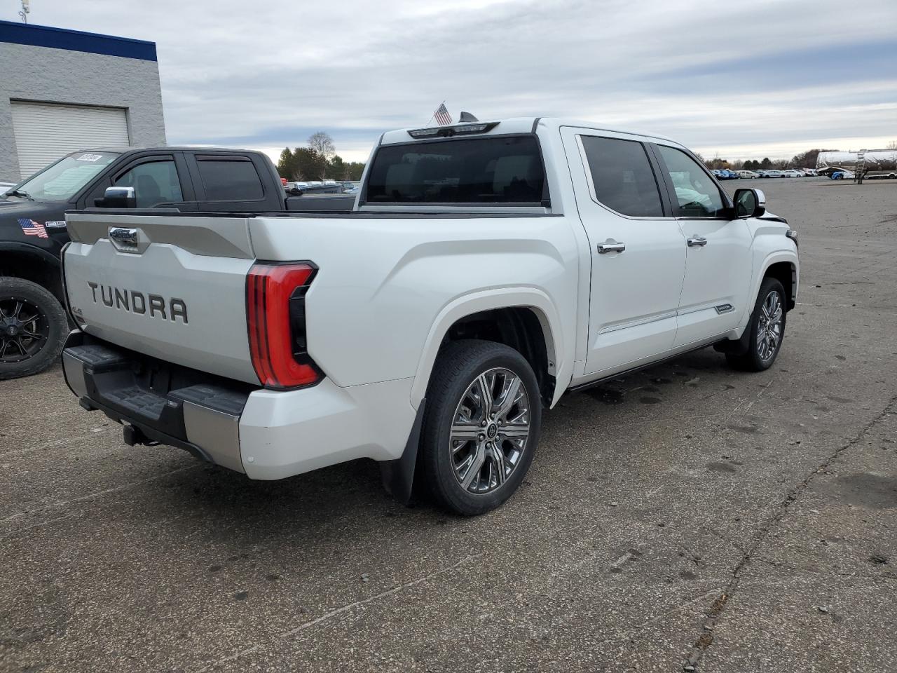 TOYOTA TUNDRA CREWMAX CAPSTONE
