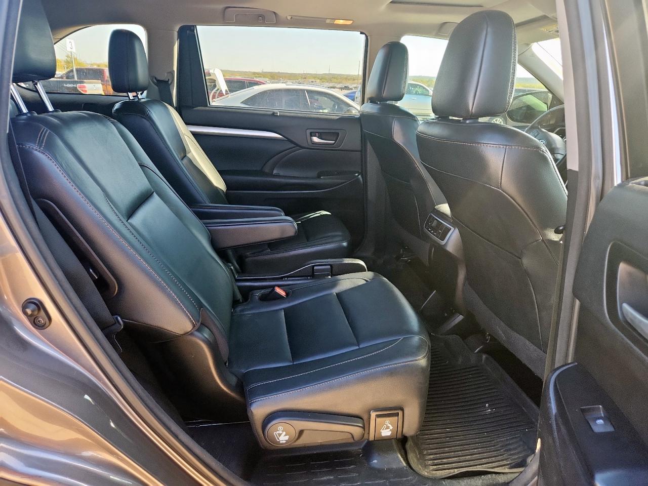 TOYOTA HIGHLANDER SE