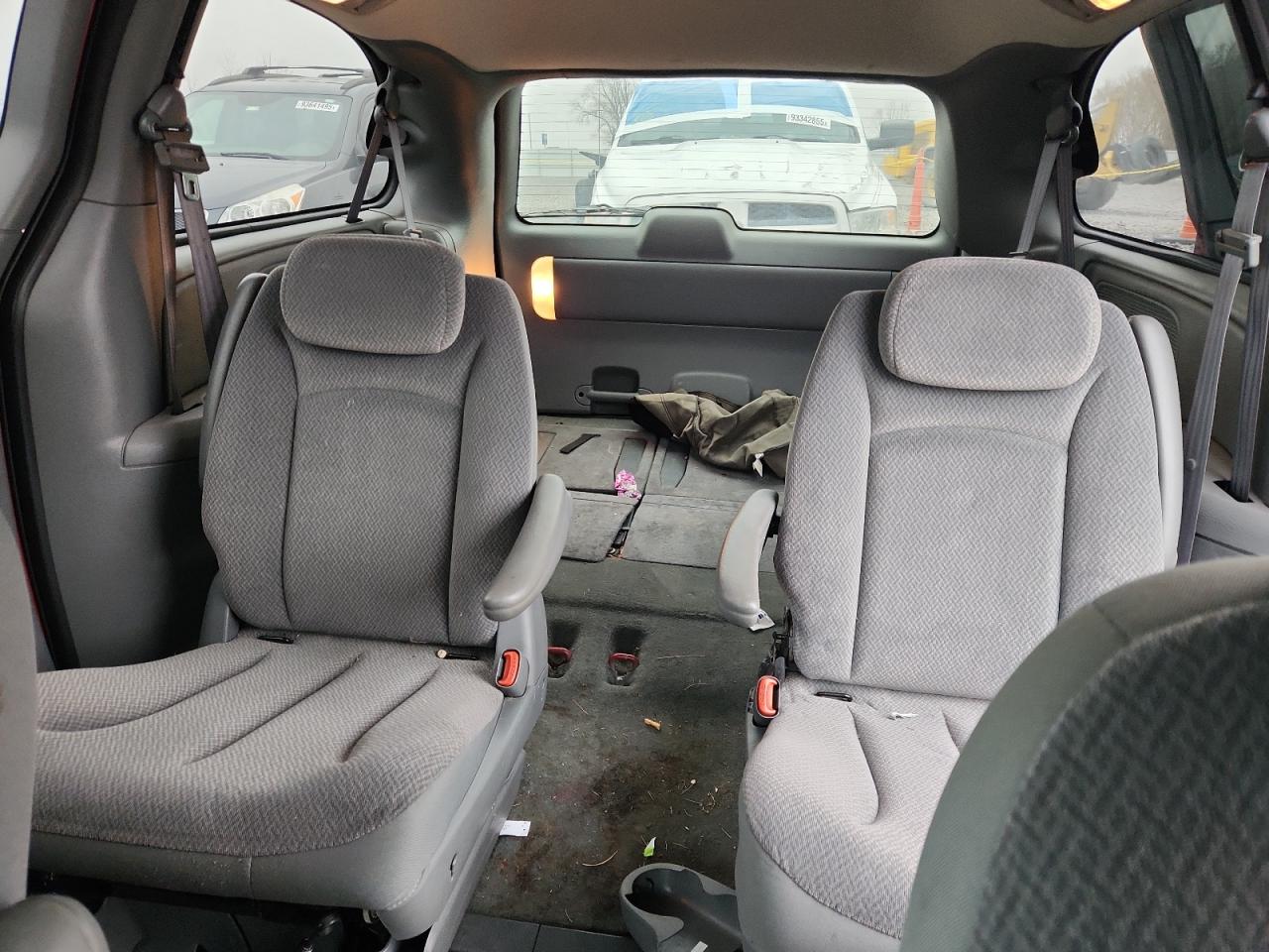 Lot #3302665000 2005 CHRYSLER TOWN & COU