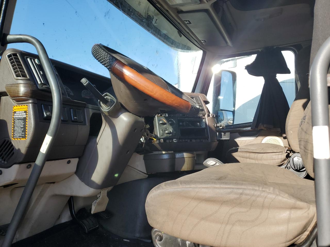 Lot #3296410639 2014 VOLVO VN