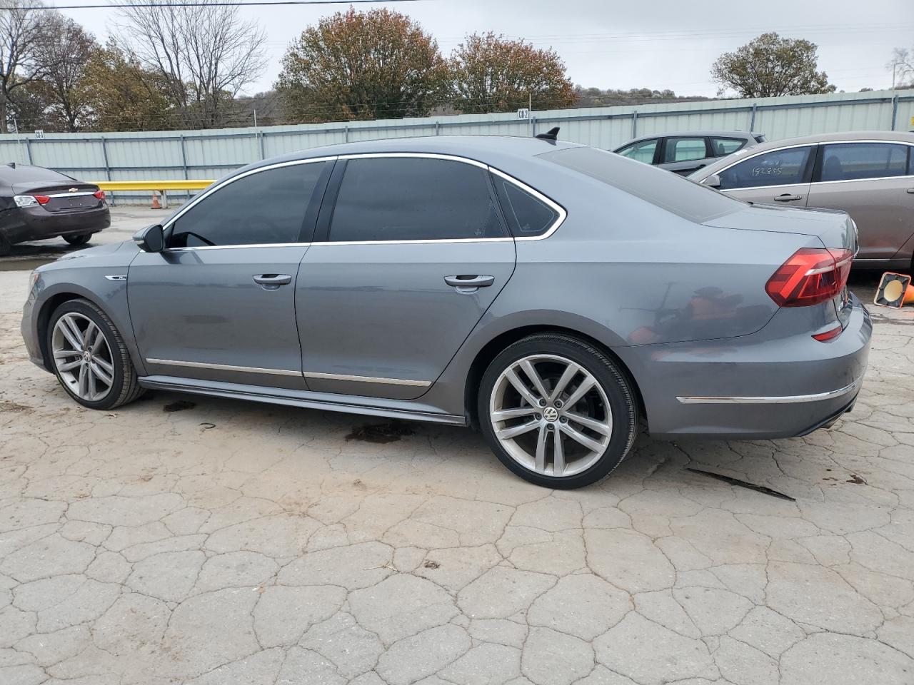 Lot #3309535616 2017 VOLKSWAGEN PASSAT R-L