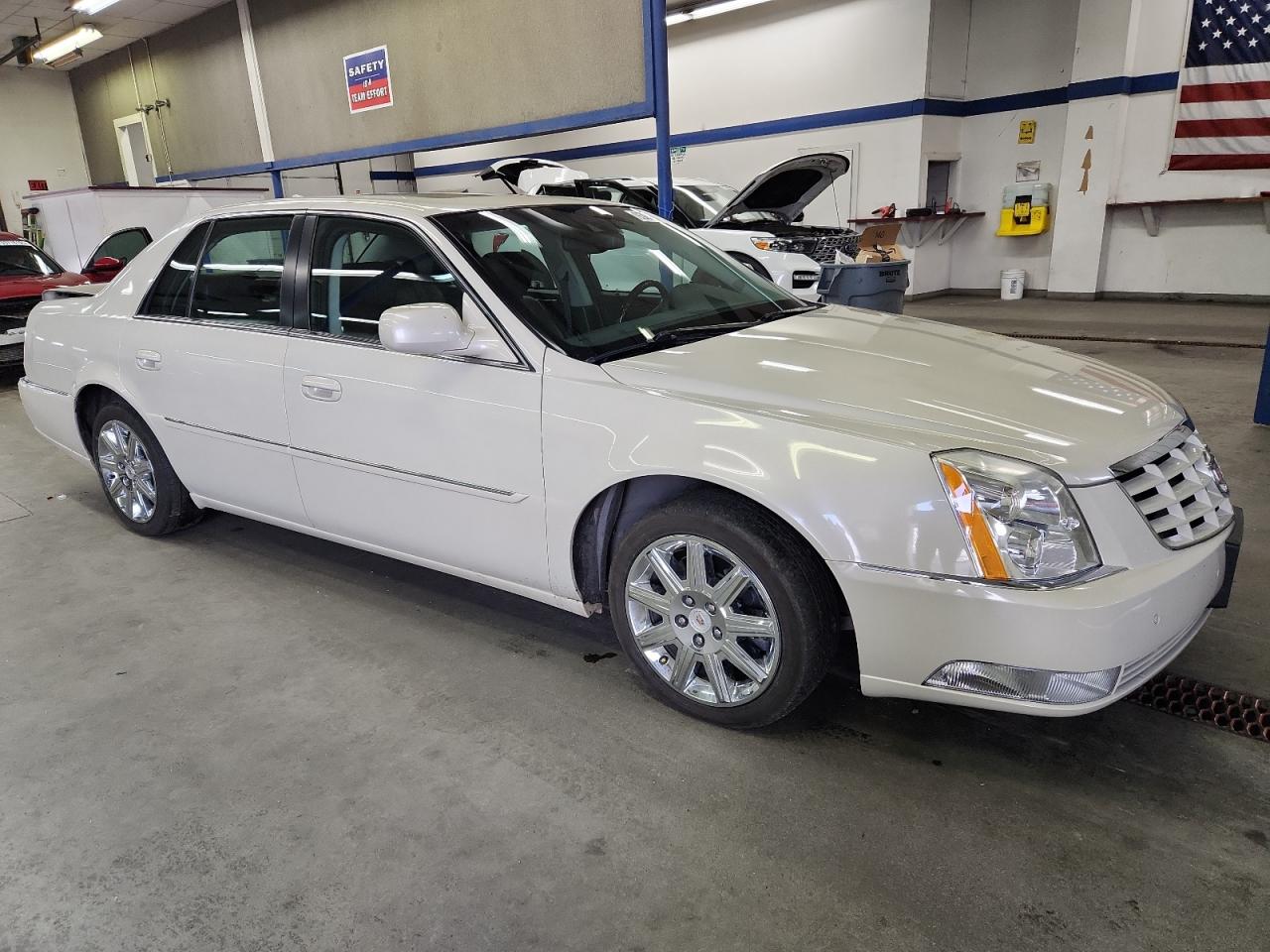 CADILLAC DTS PREMIUM COLLECTION
