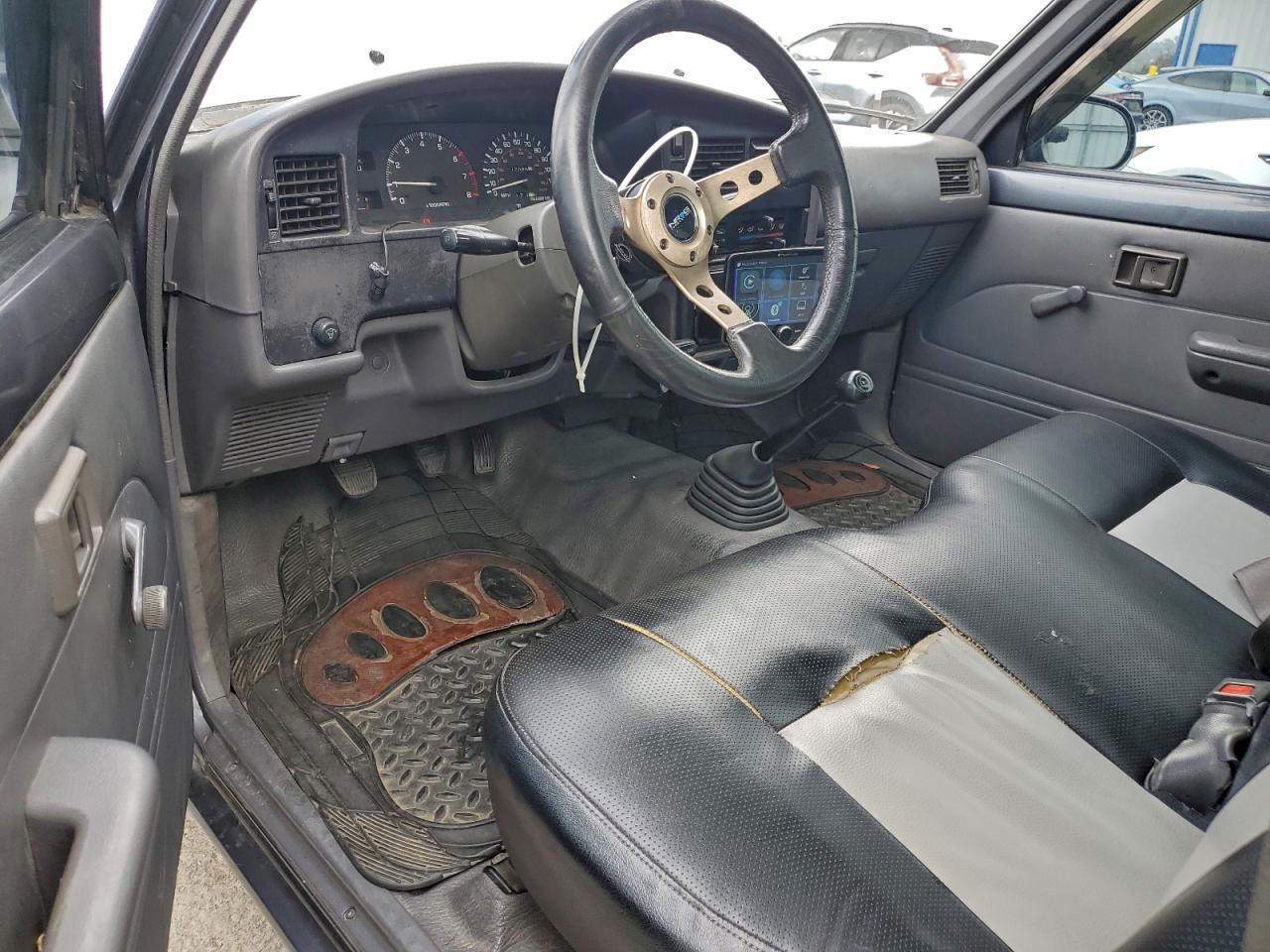 Lot #3311444337 1990 TOYOTA PICKUP 1/2