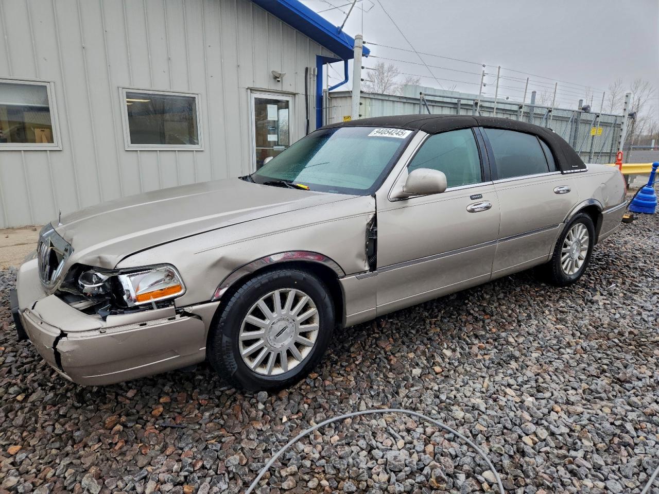 Lot #3297230416 2003 LINCOLN TOWN CAR E