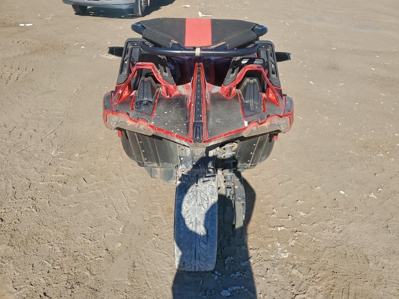 Lot #3297043546 2015 POLARIS SLINGSHOT