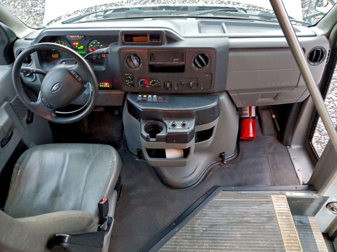 FORD ECONOLINE E450 SUPER DUTY CUTAWAY VAN