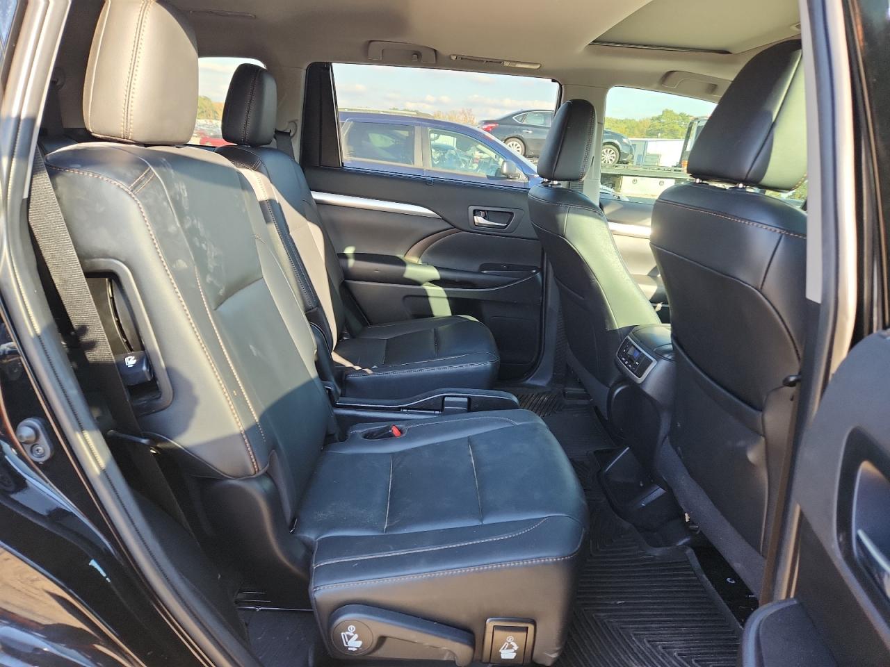 TOYOTA HIGHLANDER SE