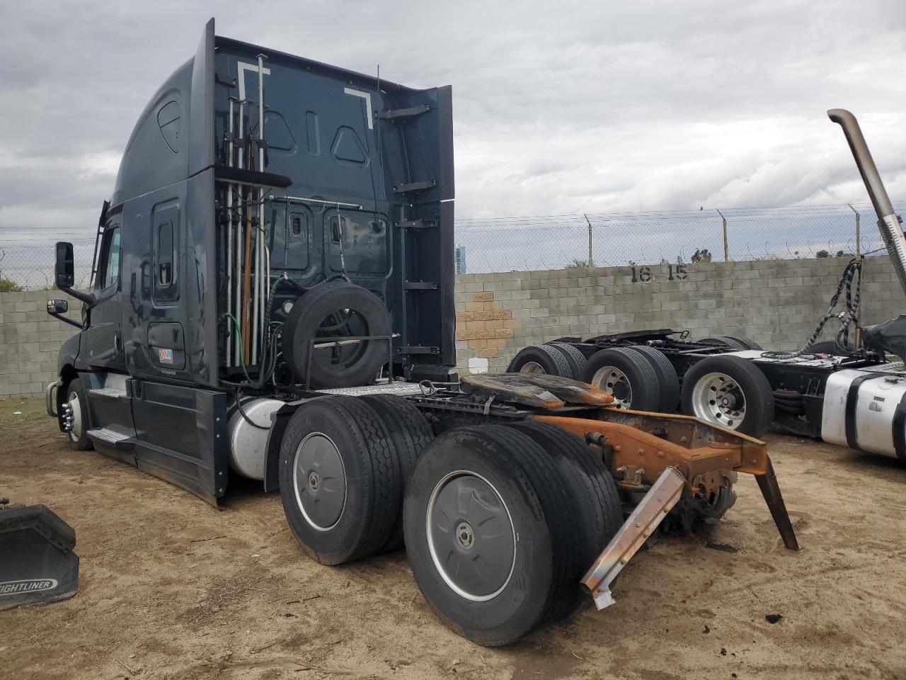 Lot #3293590445 2021 FREIGHTLINER CASCADIA 1