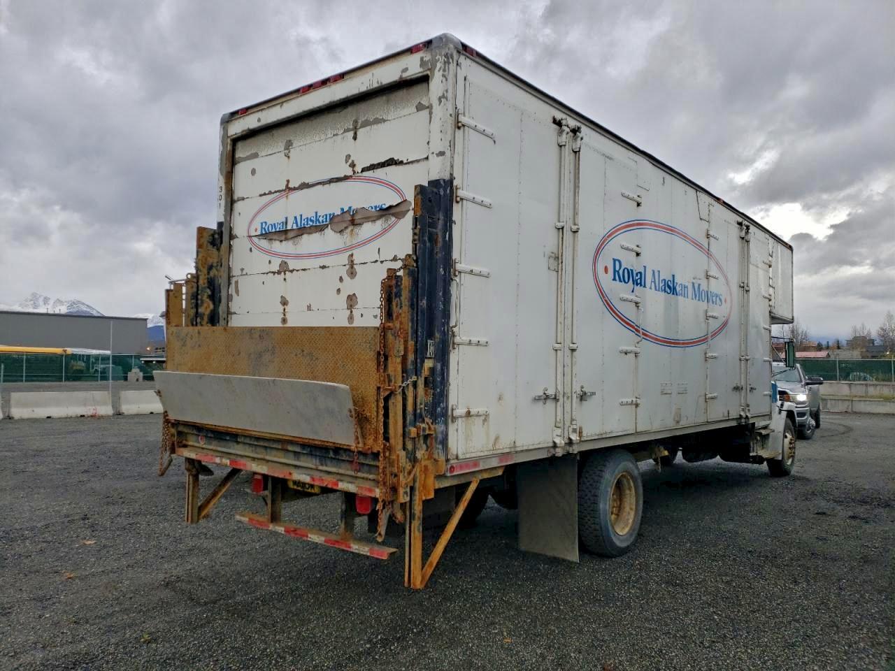 Lot #3319435657 2002 FREIGHTLINER FL70