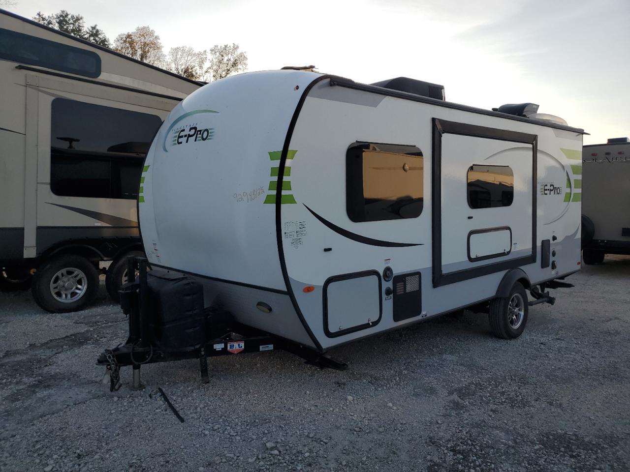 Lot #3302811916 2018 FLAGSTAFF/FOREST RIVER CLASSIC SE