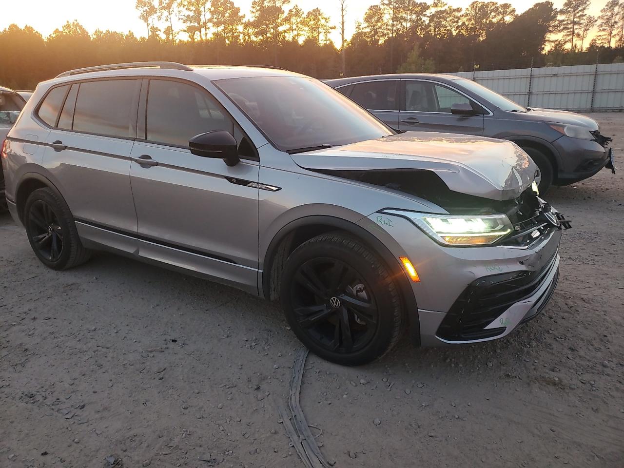 VOLKSWAGEN TIGUAN SE R-LINE BLACK