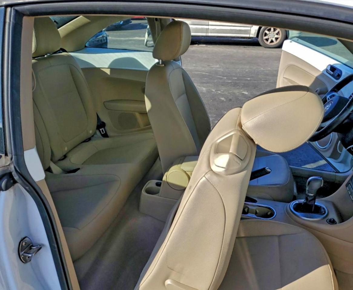 VOLKSWAGEN BEETLE SE