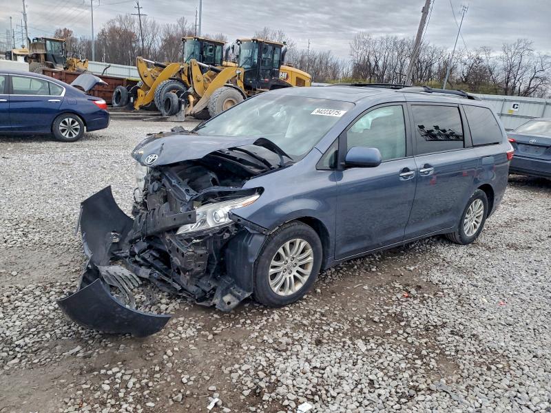 2017 TOYOTA SIENNA #3303574954
