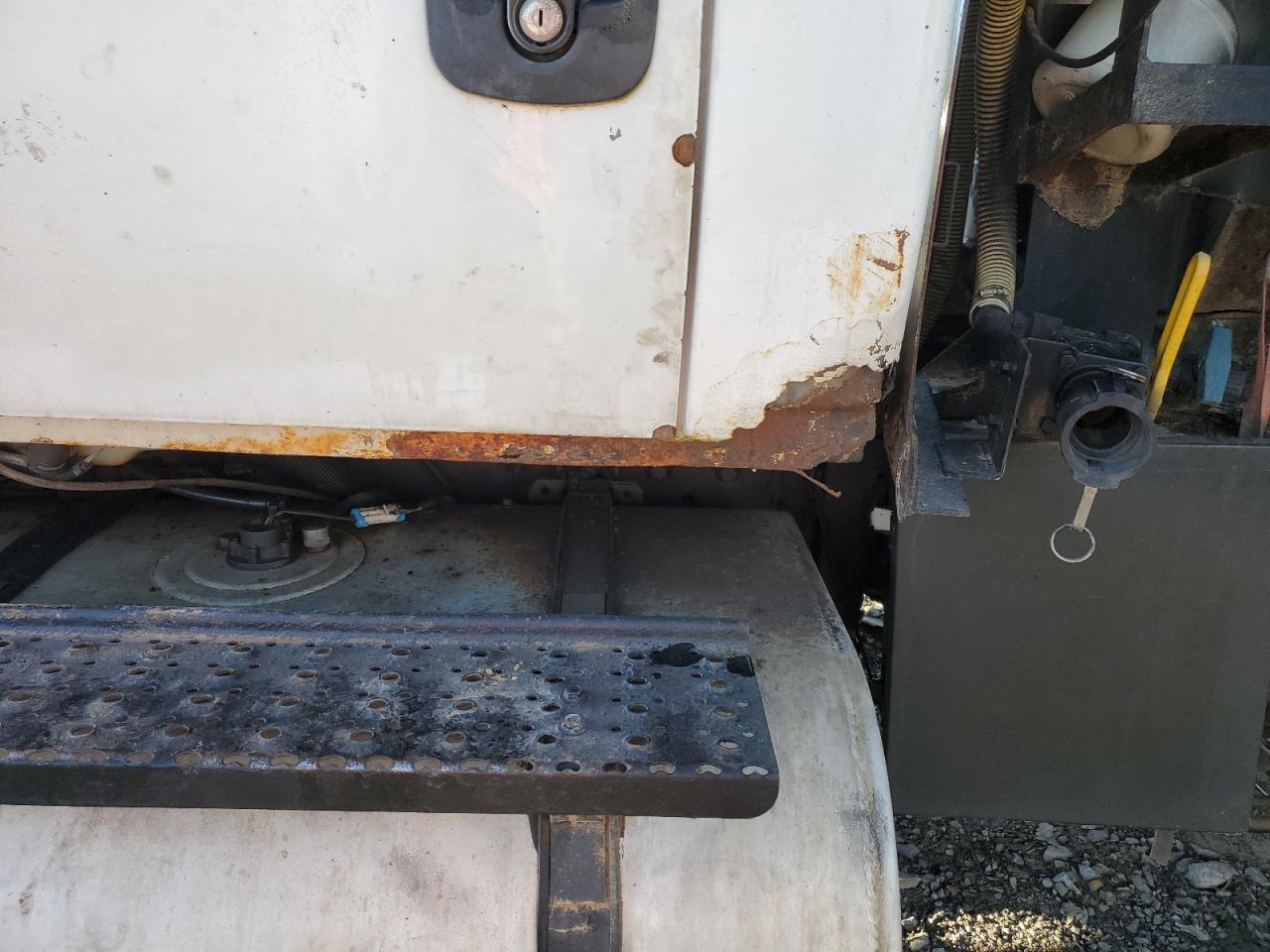 Lot #3287511996 2005 INTERNATIONAL 7000 7400