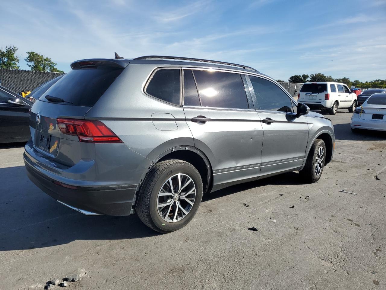 VOLKSWAGEN TIGUAN SE