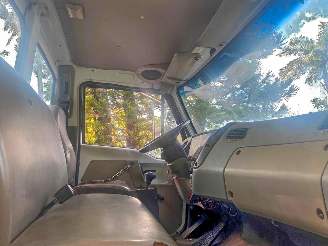 Lot #3296928857 2001 STERLING TRUCK L 7500