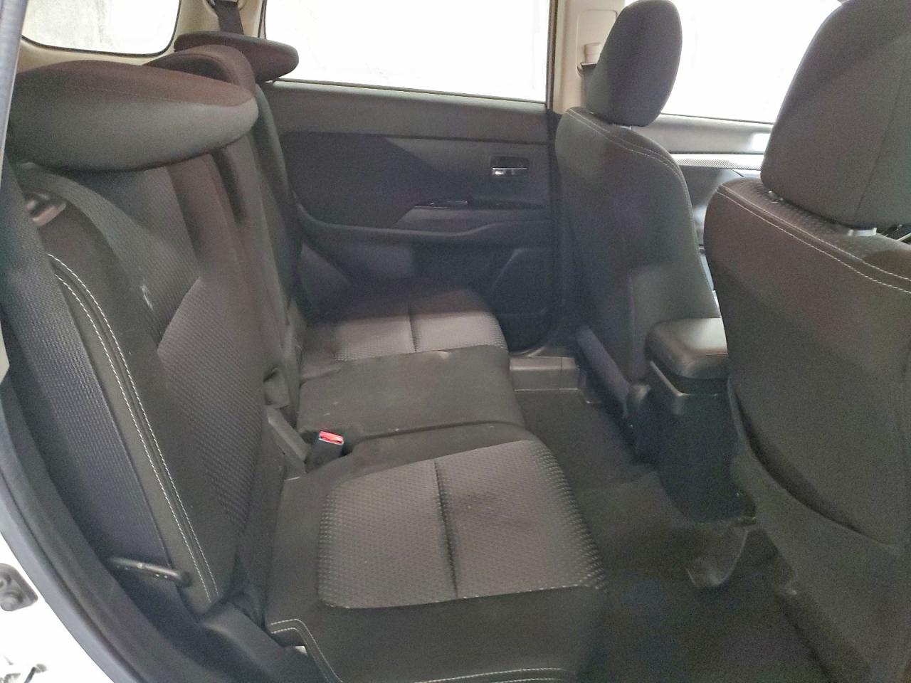 MITSUBISHI OUTLANDER SE