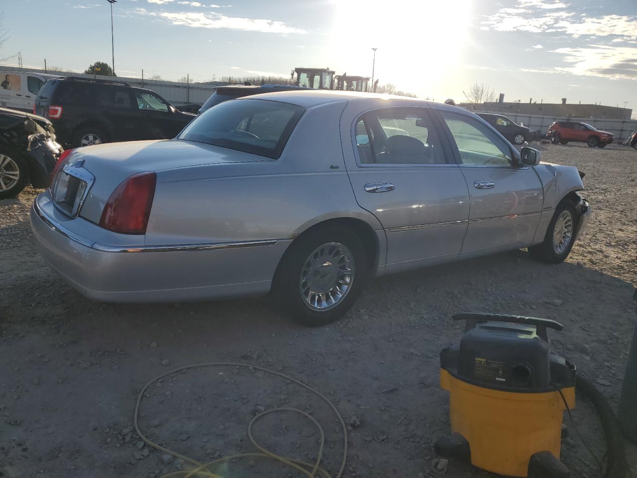 Lot #3301844380 1998 LINCOLN TOWN CAR C