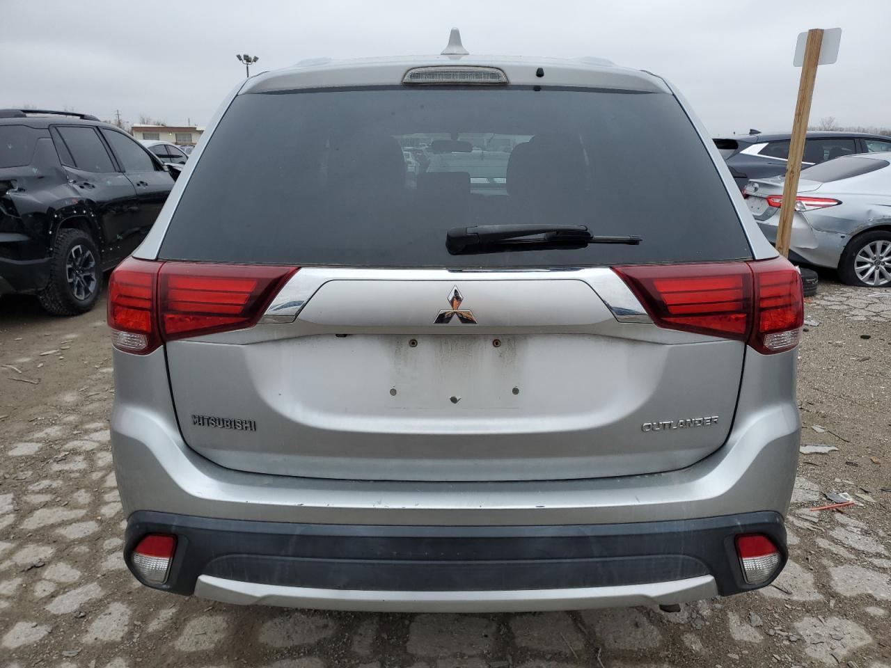 MITSUBISHI OUTLANDER SE