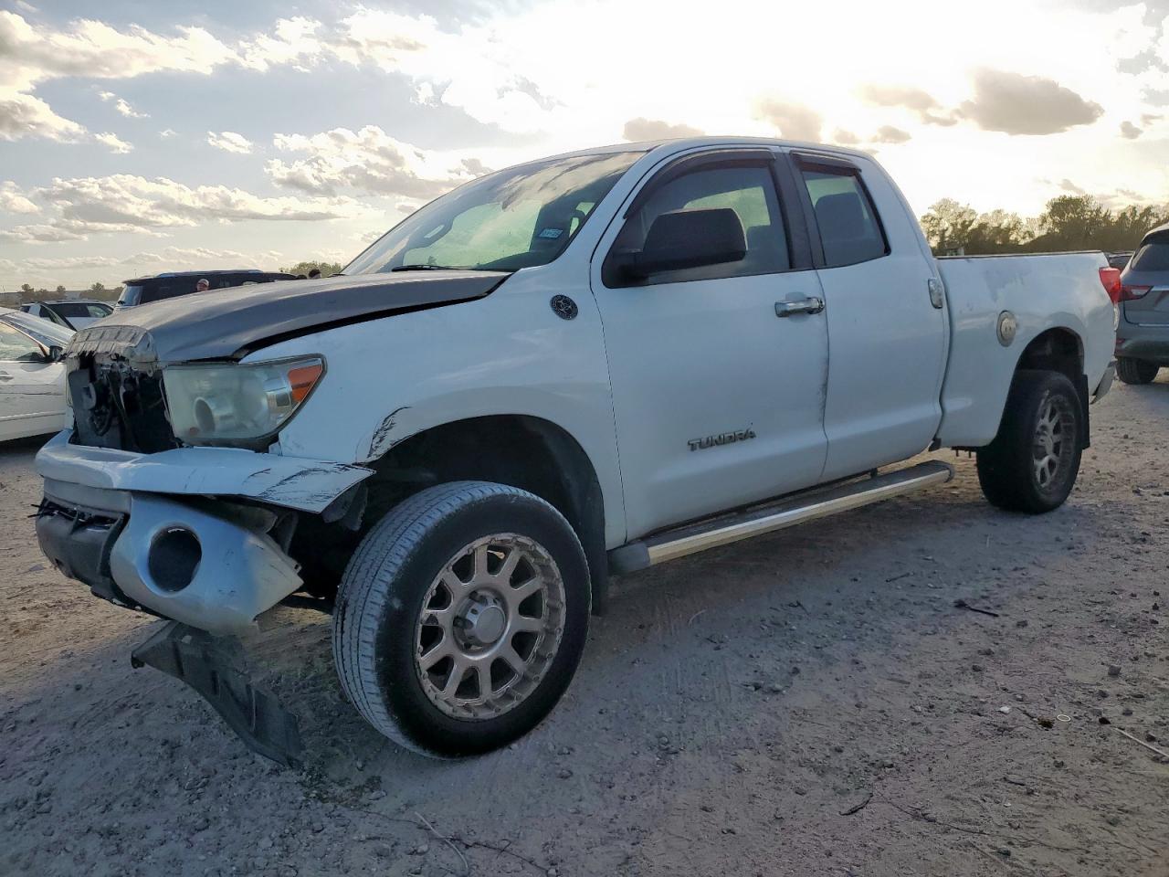 TOYOTA TUNDRA DOUBLE CAB SR5