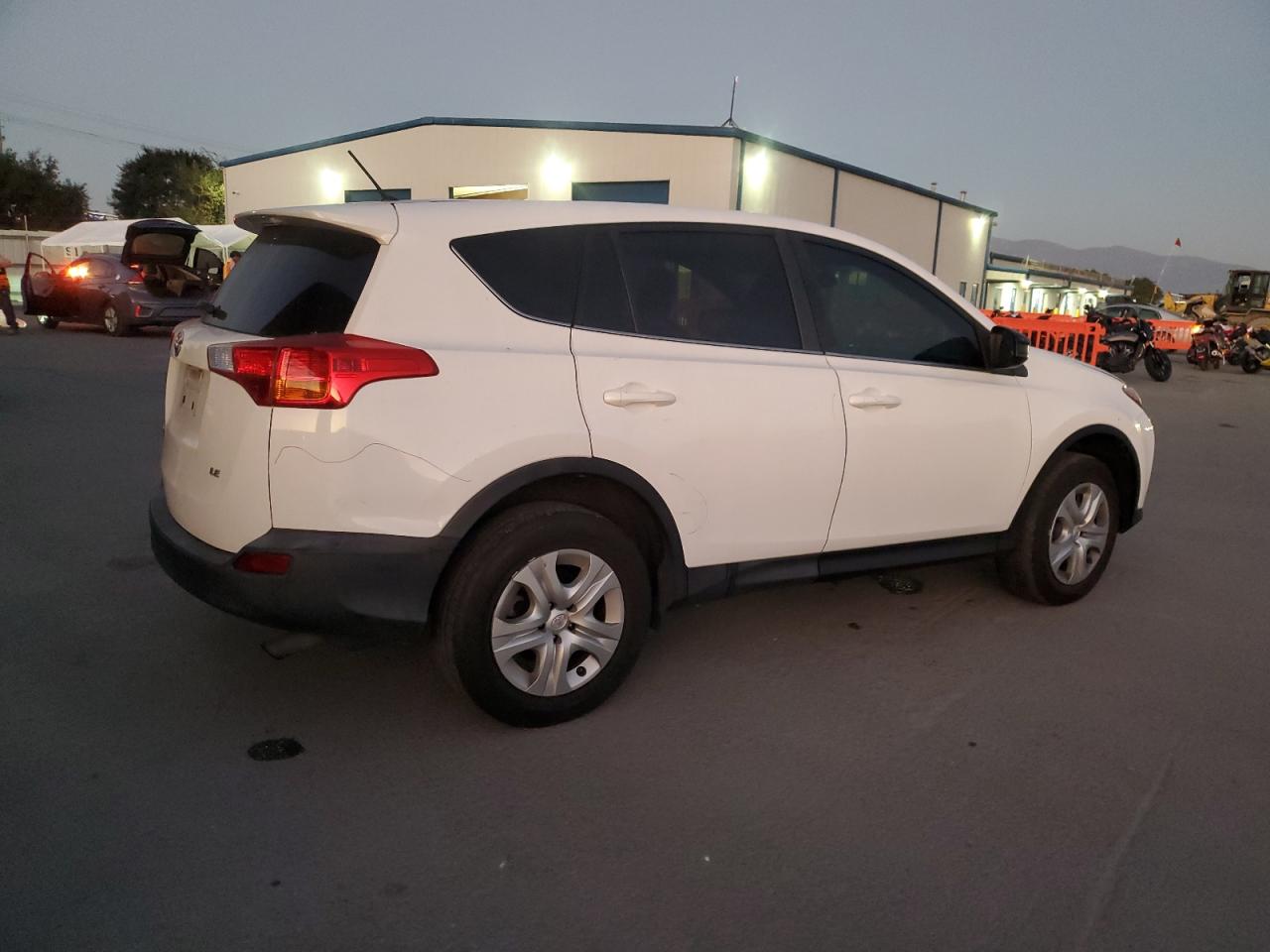 Toyota RAV4 Le Image 3