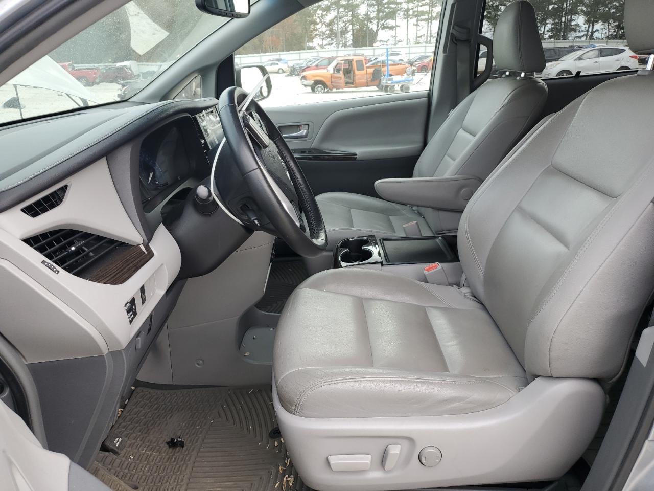 TOYOTA SIENNA XLE