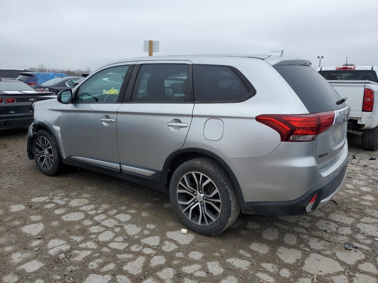 MITSUBISHI OUTLANDER SE