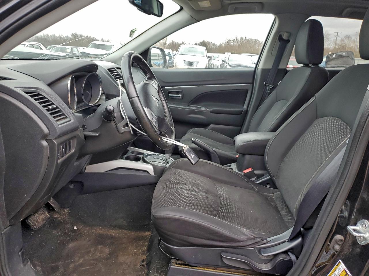 MITSUBISHI OUTLANDER SE