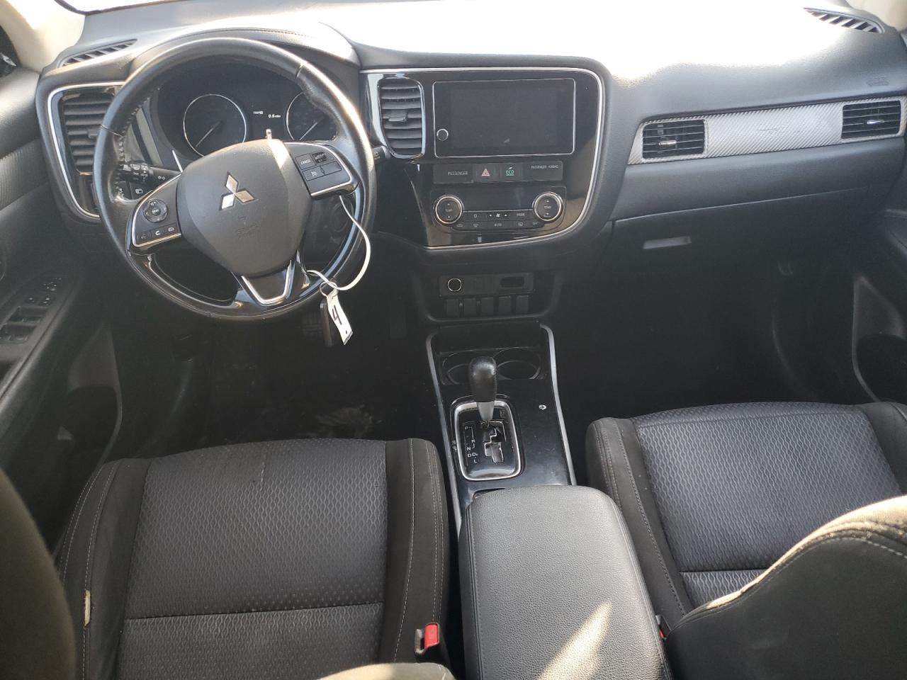 MITSUBISHI OUTLANDER SE